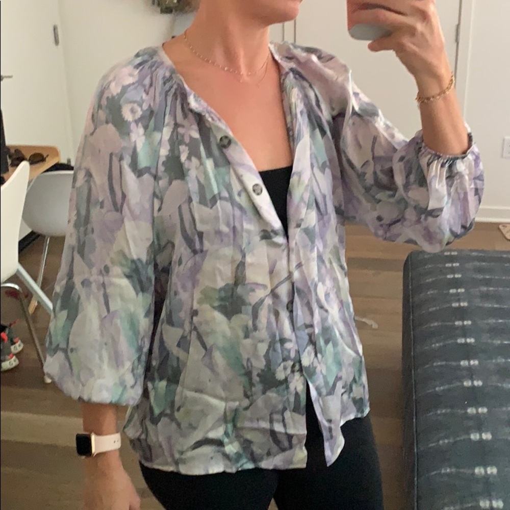 Tucker button down.Puffy sleeves,cinched neckline